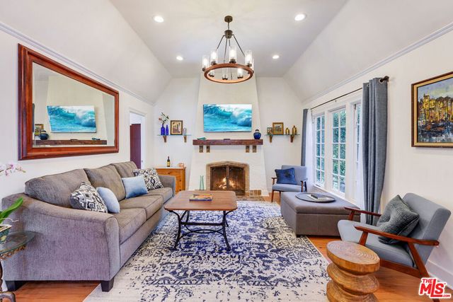 8818 Rosewood Avenue, West Hollywood, CA 90048