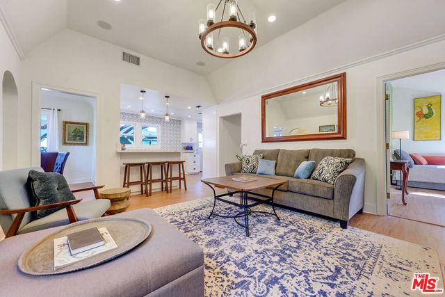 8818 Rosewood Avenue, West Hollywood, CA 90048