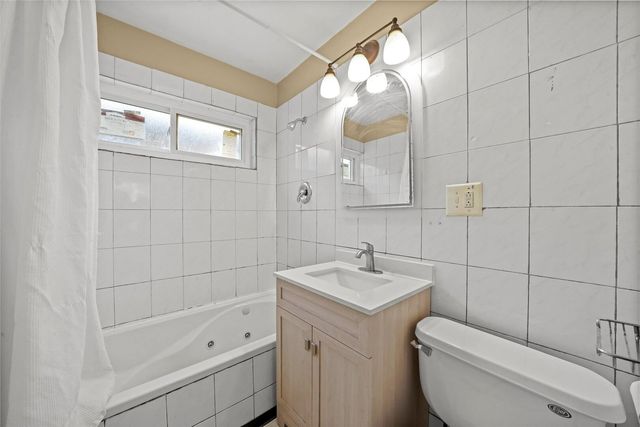 3110 W JARVIS Avenue, Chicago, IL 60645