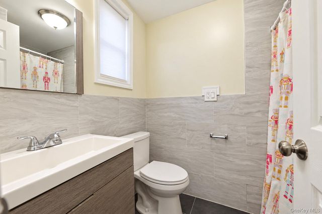 3035 Yates Avenue, Bronx, NY 10469