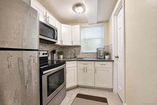 3035 Yates Avenue, Bronx, NY 10469