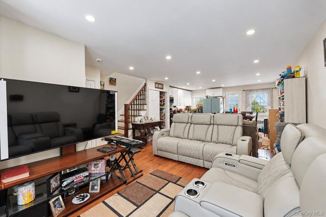 3035 Yates Avenue, Bronx, NY 10469