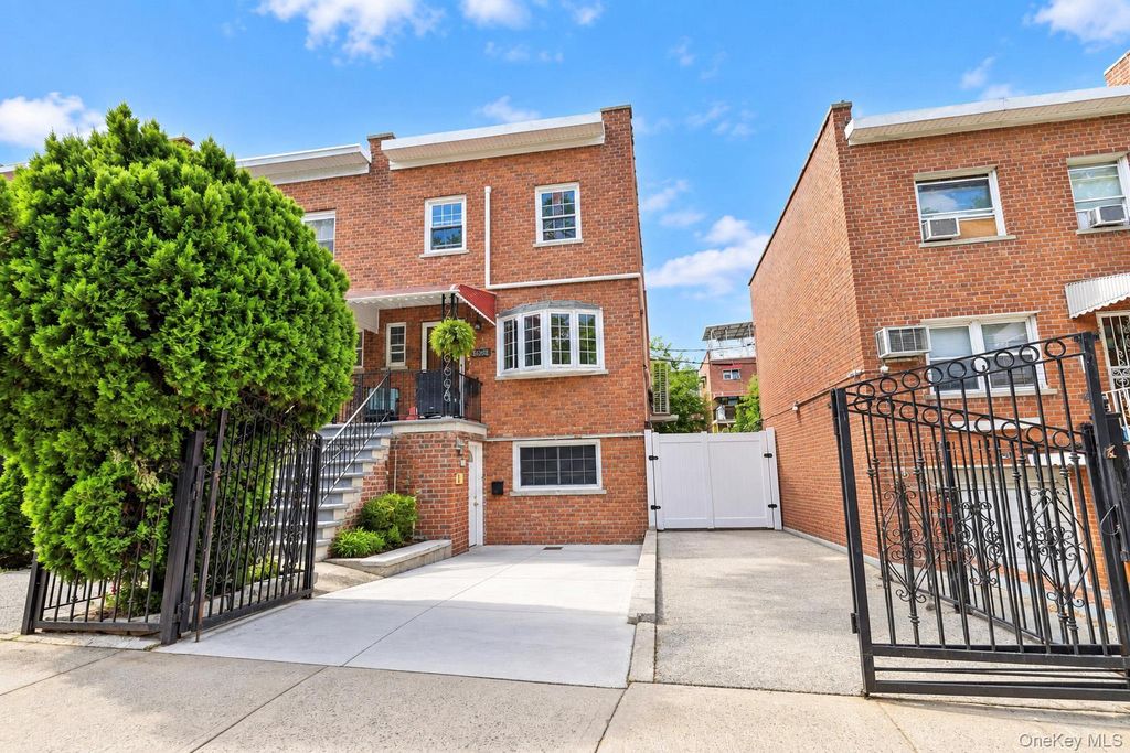 3035 Yates Avenue, Bronx, NY 10469 — photo 2