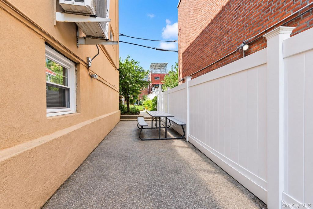 3035 Yates Avenue, Bronx, NY 10469 — photo 5