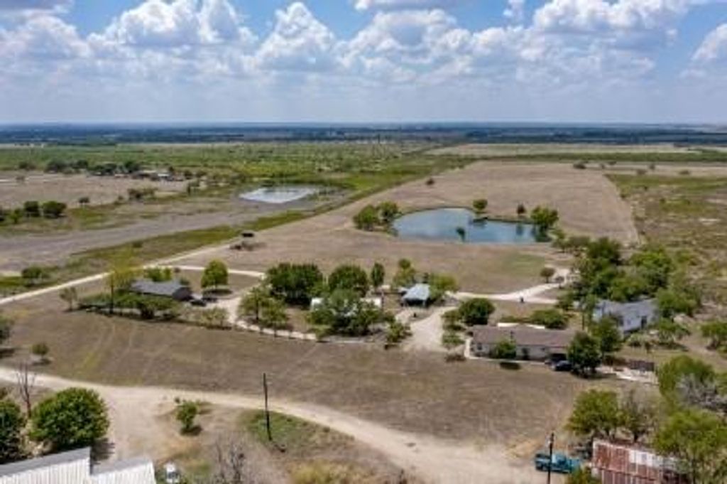 99 Roots RD, Martindale, TX 78655