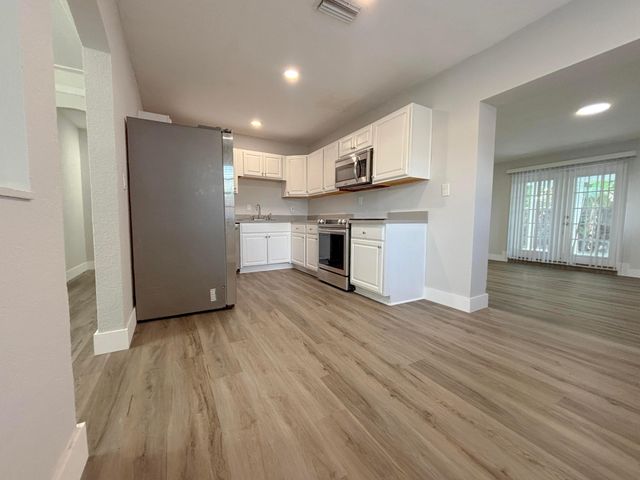 6720 SW 17TH Street SW, North Lauderdale, FL 33068