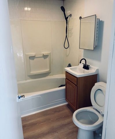 8 Bourne St 2R, Worcester, MA 01606