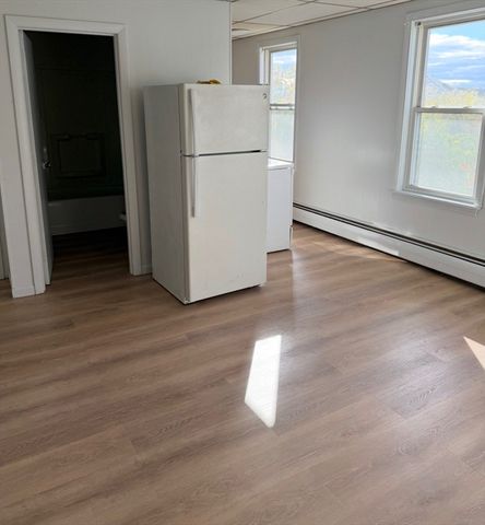 8 Bourne St 2R, Worcester, MA 01606