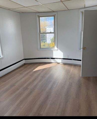 8 Bourne St 2R, Worcester, MA 01606