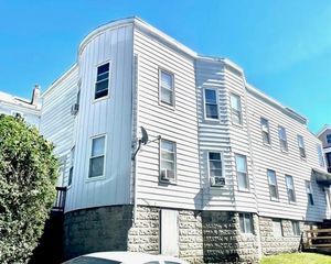 8 Bourne St 2R, Worcester, MA 01606