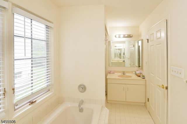 27 Tanager Ct, Wayne Twp., NJ 07470