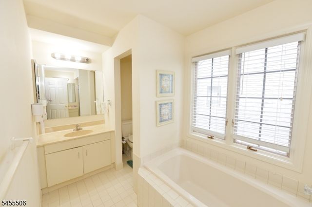 27 Tanager Ct, Wayne Twp., NJ 07470
