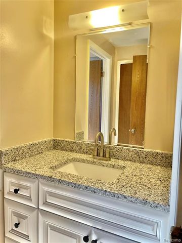 23496 Derby Lane, Farmington Hills, MI 48336