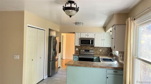 23496 Derby Lane, Farmington Hills, MI 48336