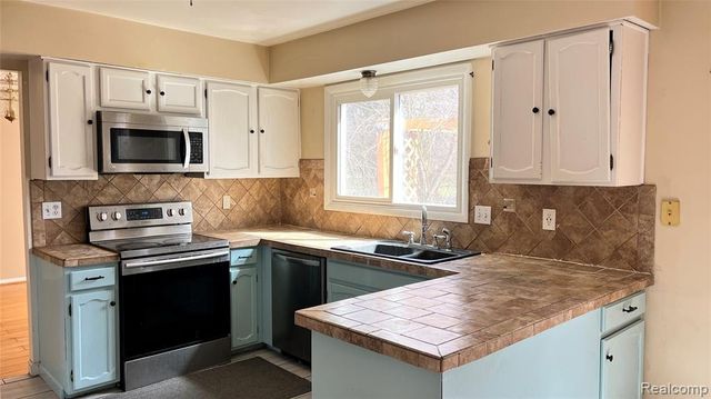 23496 Derby Lane, Farmington Hills, MI 48336