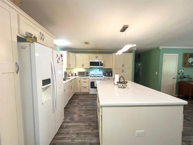 4901 County Road 216, Hungerford, TX 77435