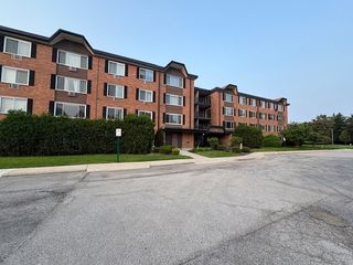 1227 S Old Wilke Road 104, Arlington Heights, IL 60005