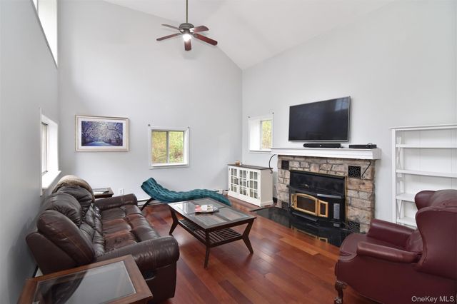 16 Oskar Drive, Mahopac, NY 10541