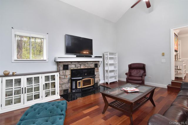 16 Oskar Drive, Mahopac, NY 10541