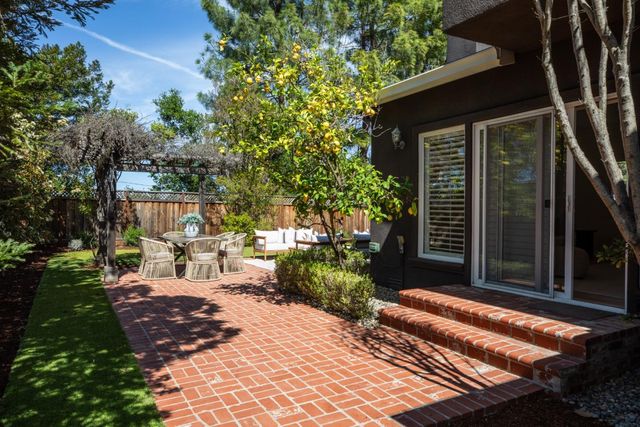 810 Arroyo Court, Palo Alto, CA 94306