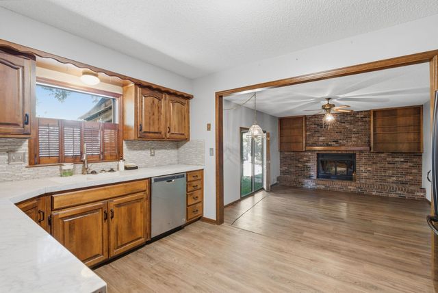 401 N Oak Forest Ln, Derby, KS 67037