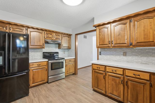 401 N Oak Forest Ln, Derby, KS 67037
