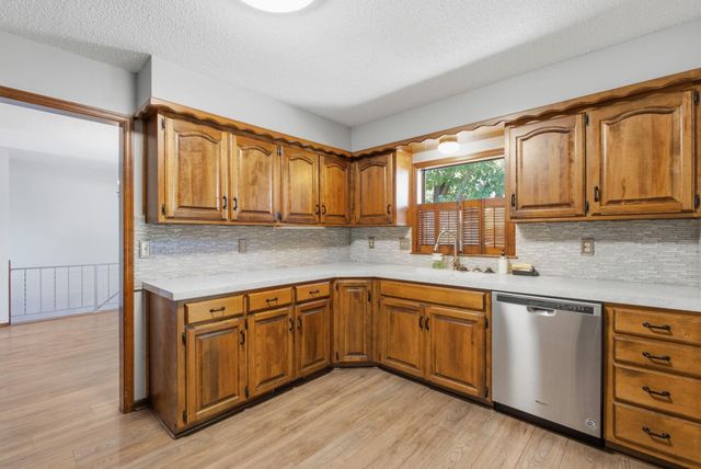 401 N Oak Forest Ln, Derby, KS 67037