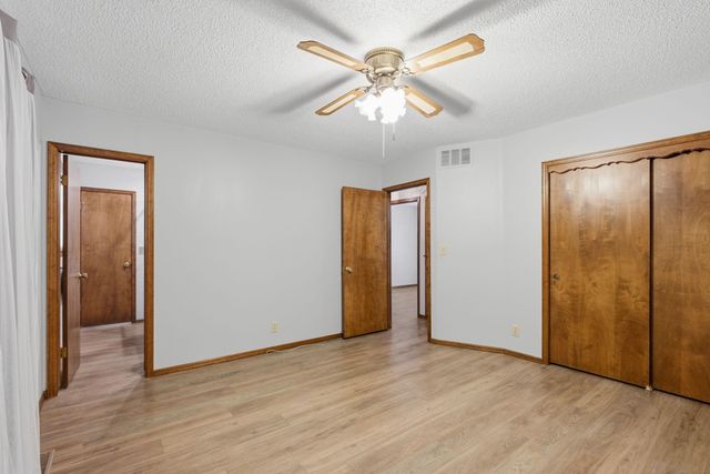 401 N Oak Forest Ln, Derby, KS 67037