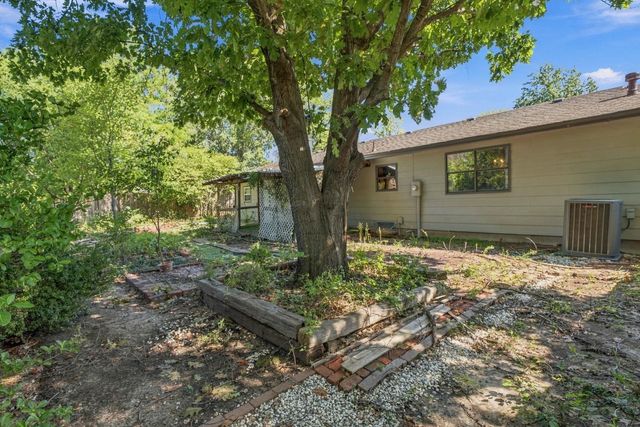 401 N Oak Forest Ln, Derby, KS 67037