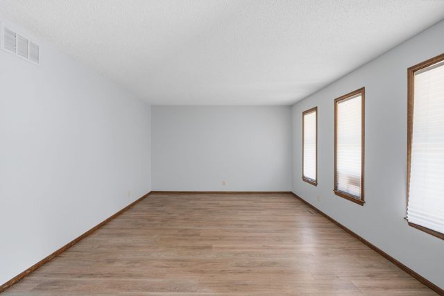 401 N Oak Forest Ln, Derby, KS 67037