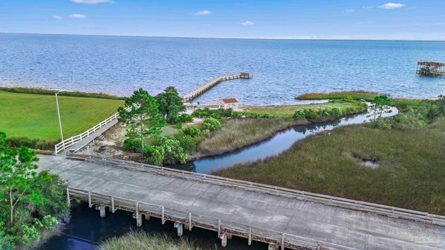 1675 Winding Shore Dr, Gulf Breeze, FL 32563