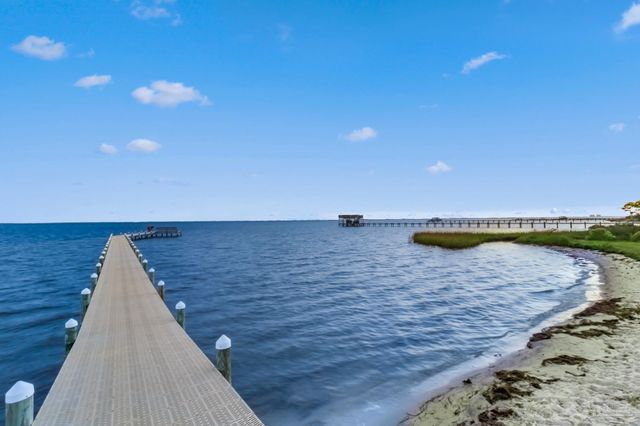 1675 Winding Shore Dr, Gulf Breeze, FL 32563