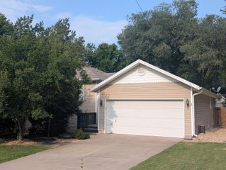 3737 S Oak Avenue, Springfield, MO 65804