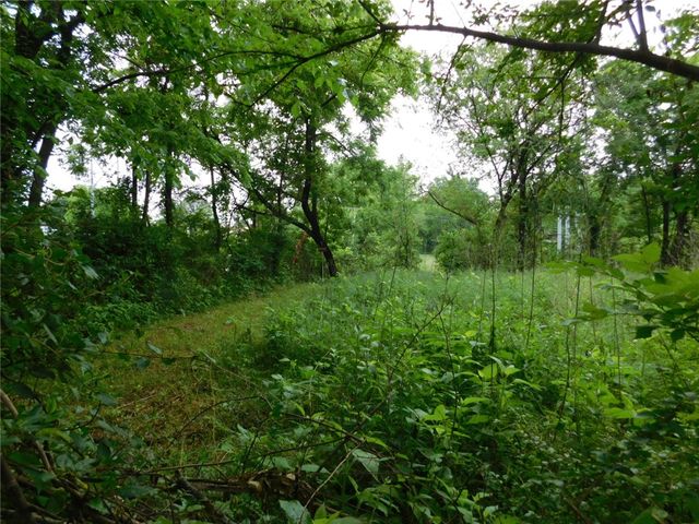5060 E Huntsville Road, Fayetteville, AR 72701