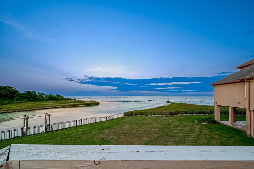 510 Surf Oaks Drive, Seabrook, TX 77586