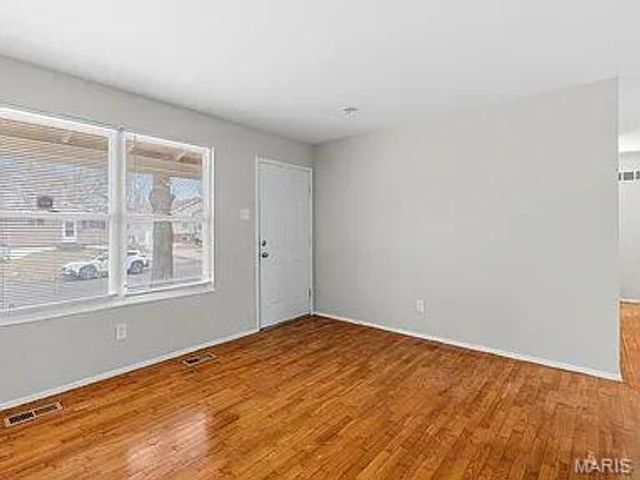 10265 Lord Drive, St Louis, MO 63136