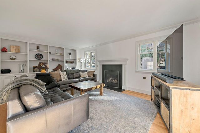 562 Hillcrest Way, Redwood City, CA 94062