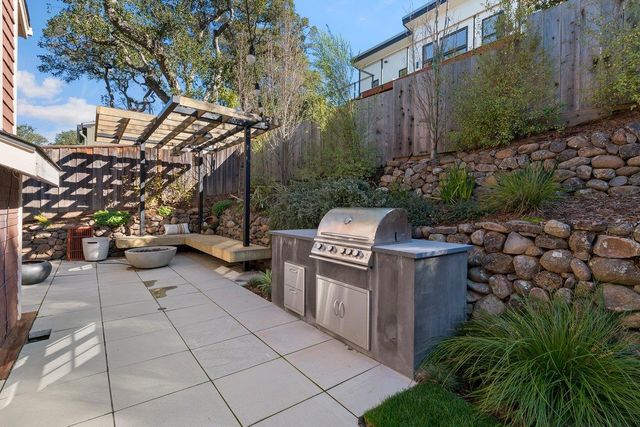 562 Hillcrest Way, Redwood City, CA 94062