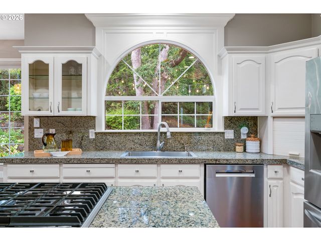 12616 Sw 60TH Ct, Portland, OR 97219