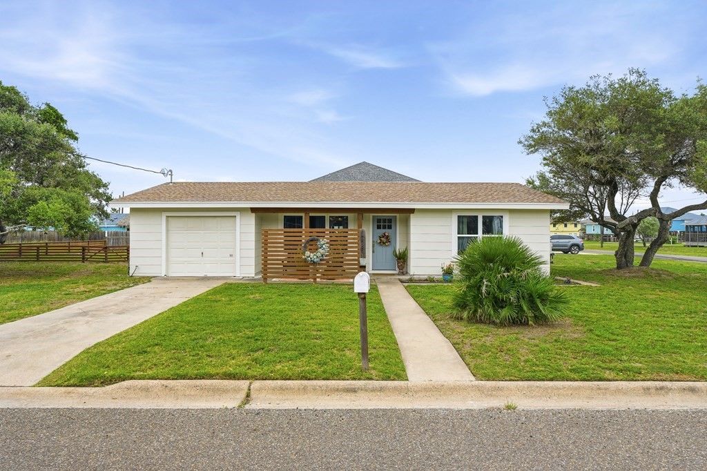 1228 S Church St, Rockport, TX 78382 — photo 2