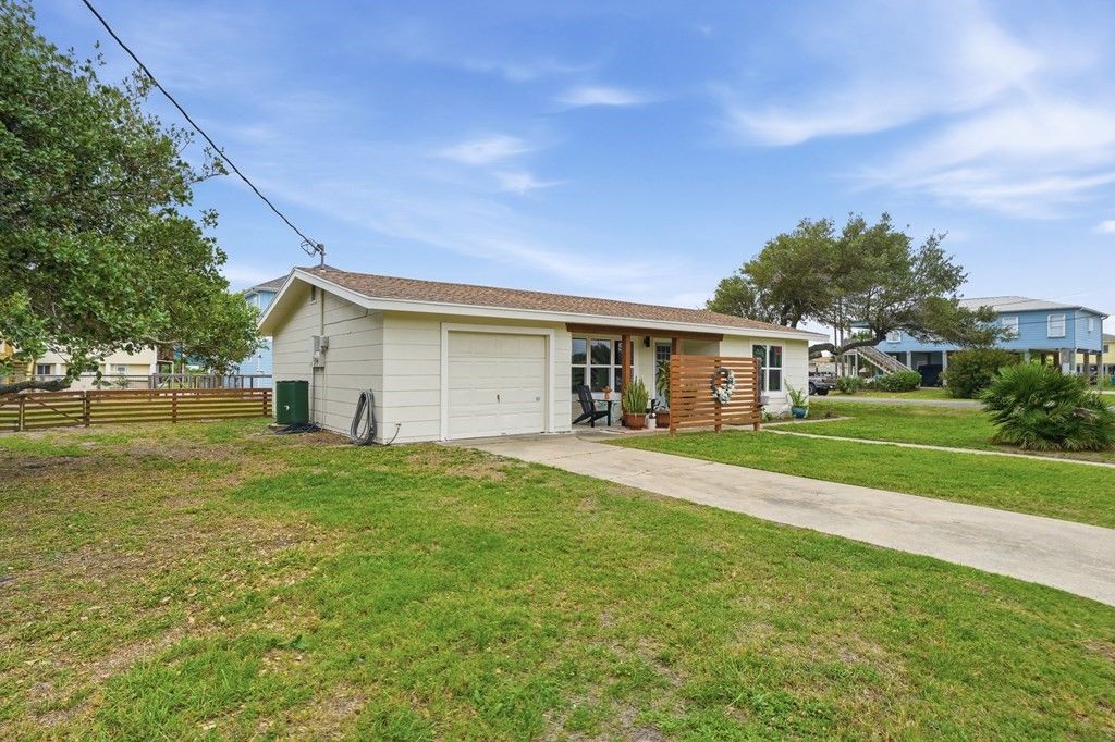 1228 S Church St, Rockport, TX 78382 — photo 3