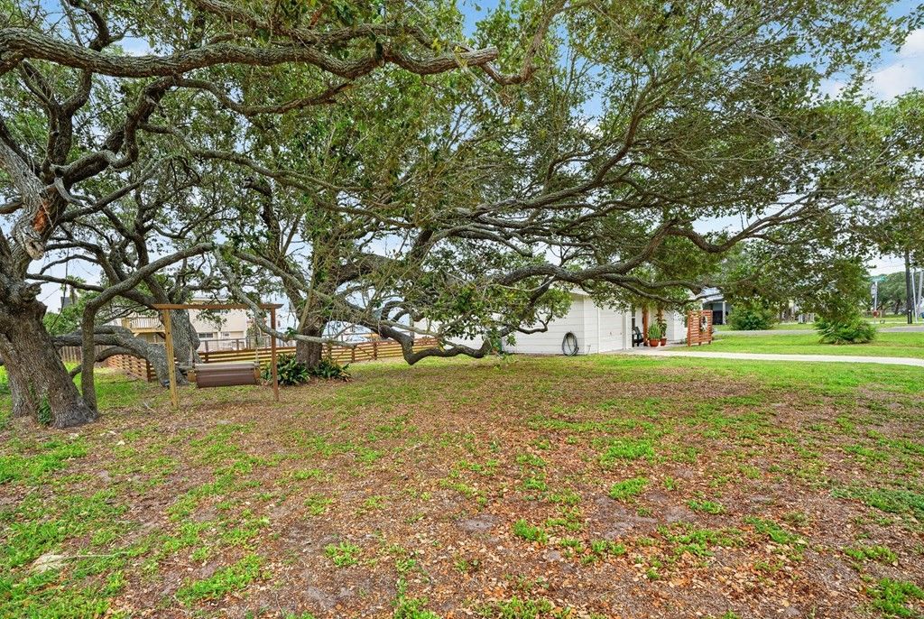 1228 S Church St, Rockport, TX 78382 — photo 4