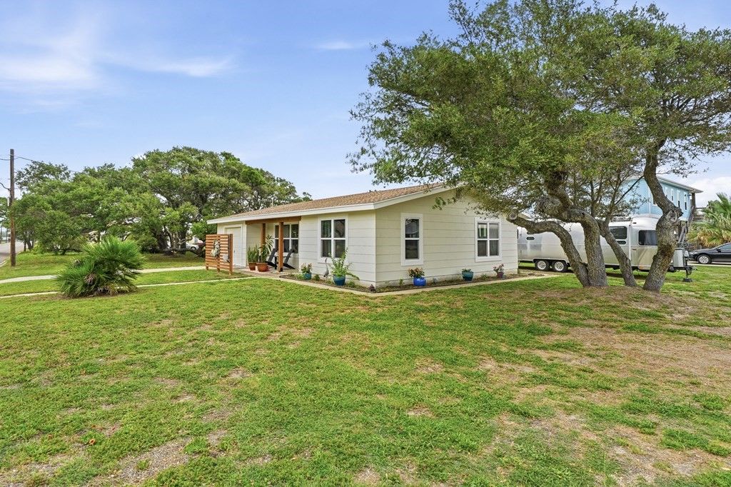 1228 S Church St, Rockport, TX 78382 — photo 5