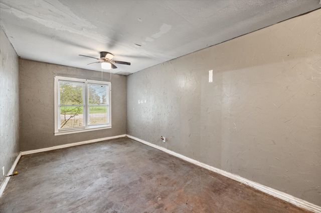 101 S Runnels Avenue, Streetman, TX 75859
