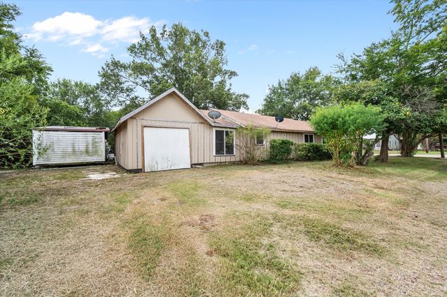 101 S Runnels Avenue, Streetman, TX 75859
