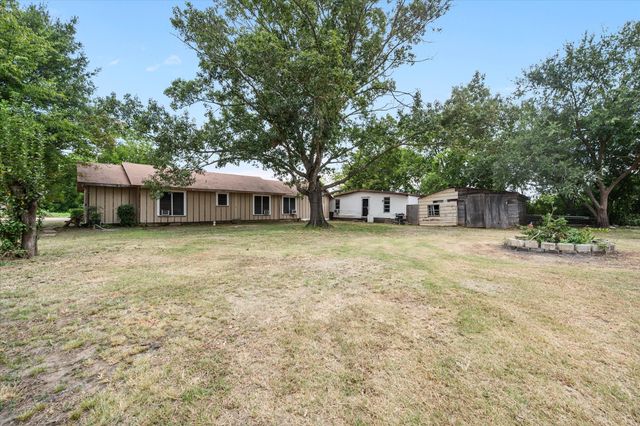 101 S Runnels Avenue, Streetman, TX 75859