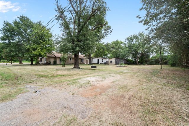 101 S Runnels Avenue, Streetman, TX 75859