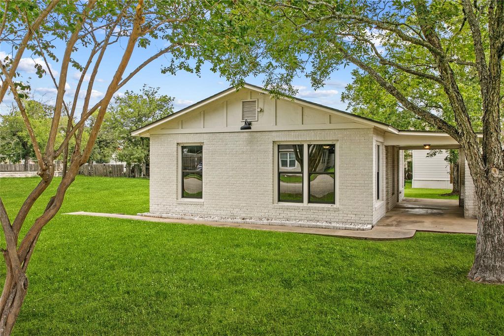 875 E Brenham ST, Giddings, TX 78942