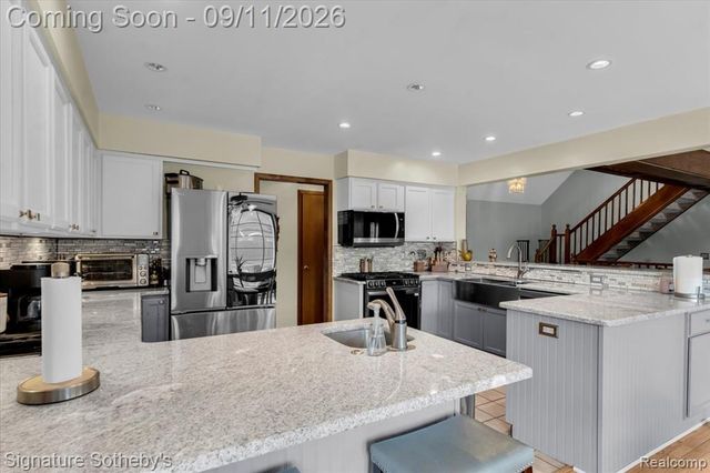 9925 Timothy Lane, South Lyon, MI 48178