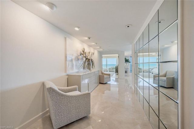 10 Seagate DR 6N, Naples, FL 34103